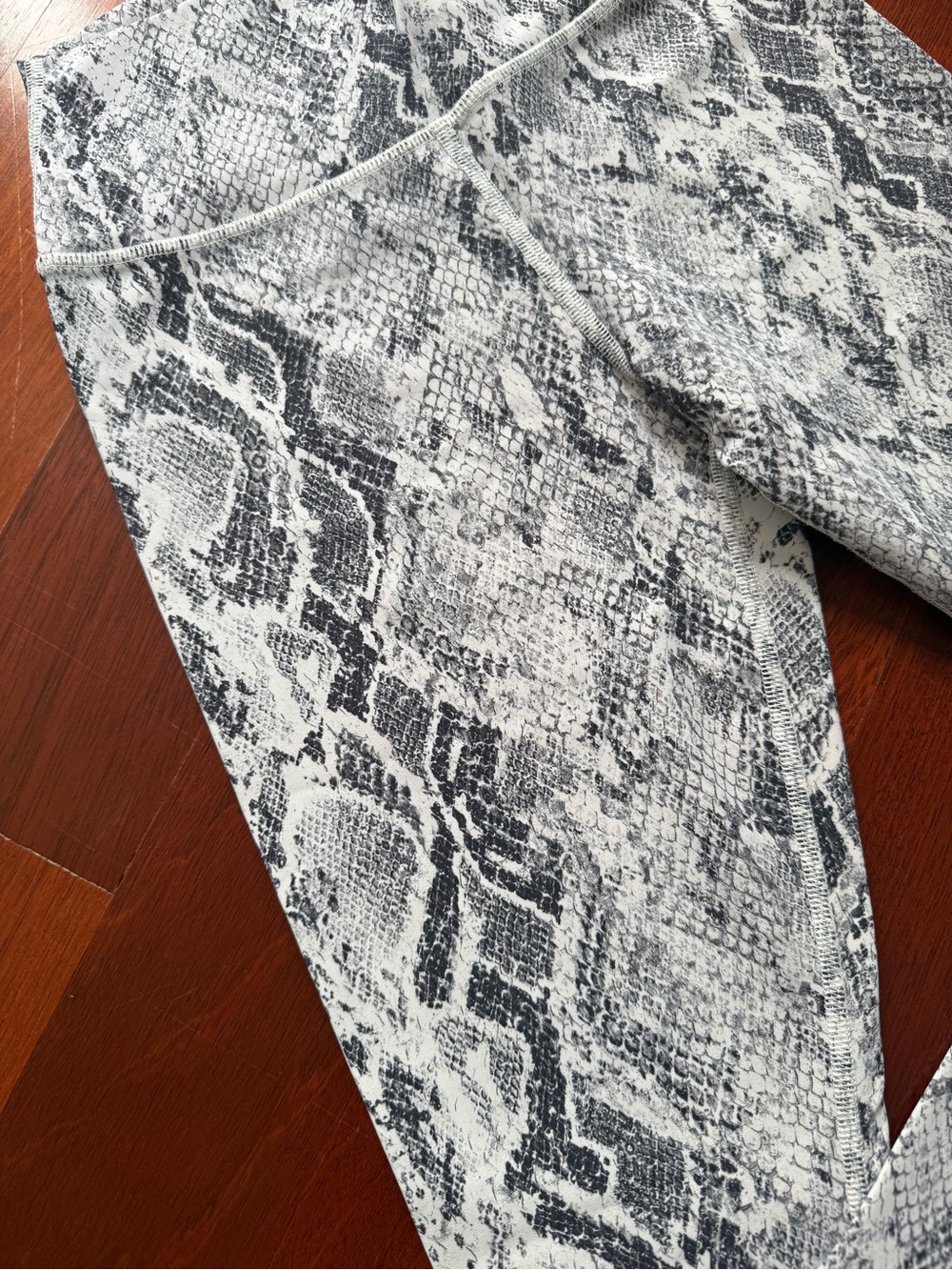 ALO Yoga Snake-Print High-Waist Leggings and Sports Bra in Gray - Picture 5 of 9